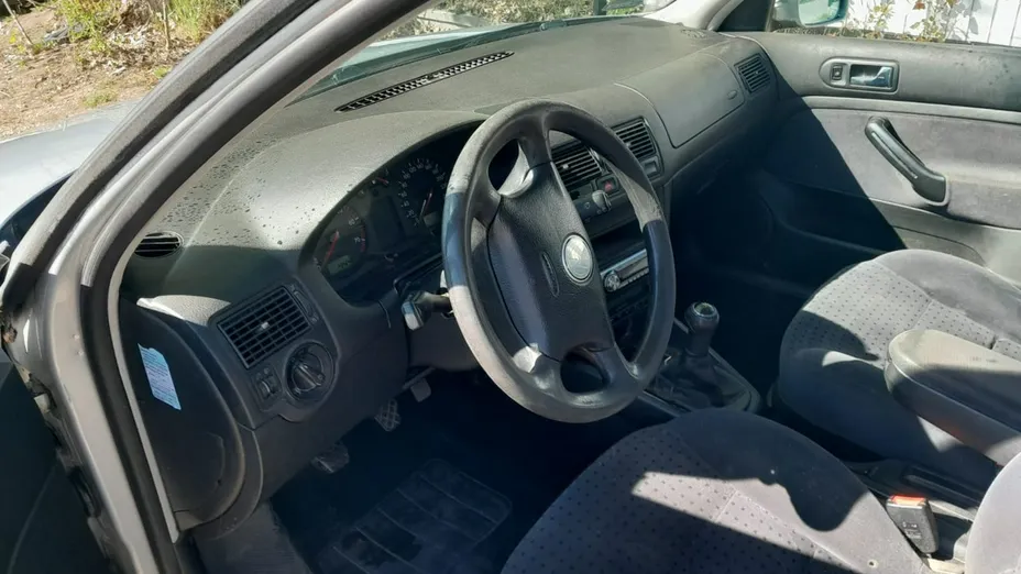 VOLKSWAGEN Golf -