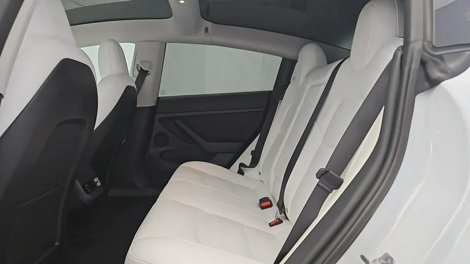 TESLA Model 3 -