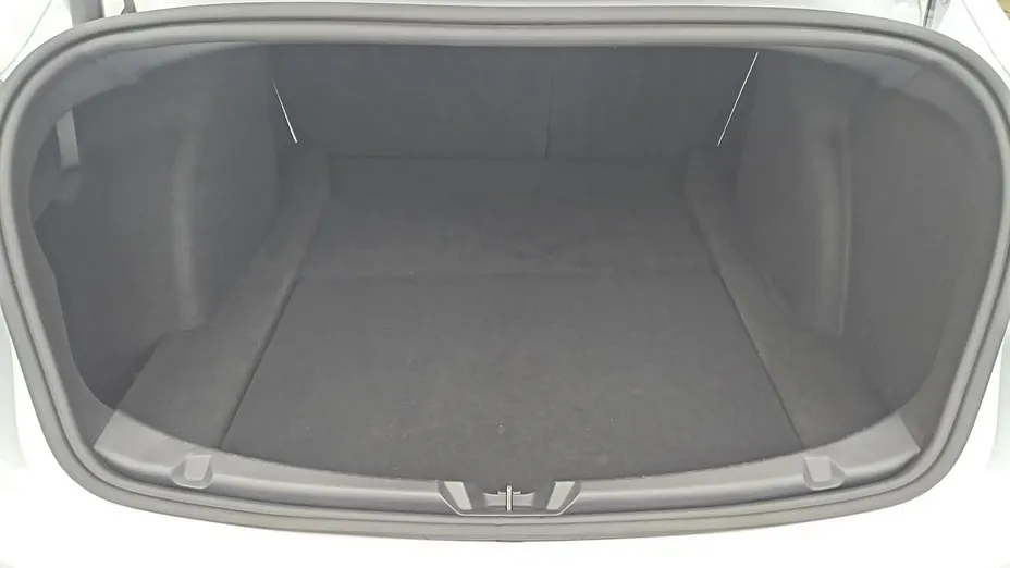 TESLA Model 3 -