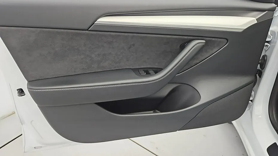 TESLA Model 3 -
