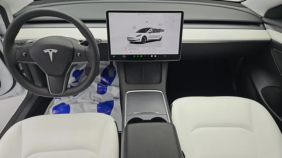 TESLA Model 3 -