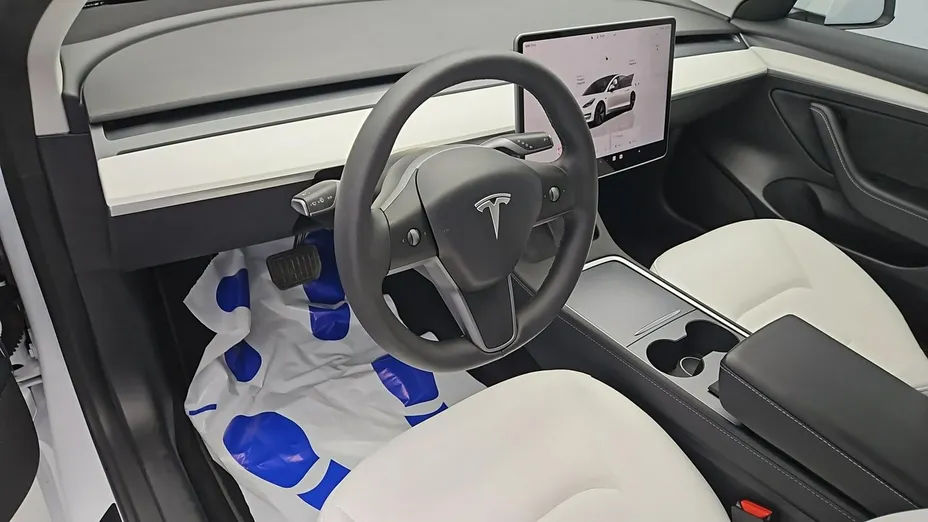 TESLA Model 3 -