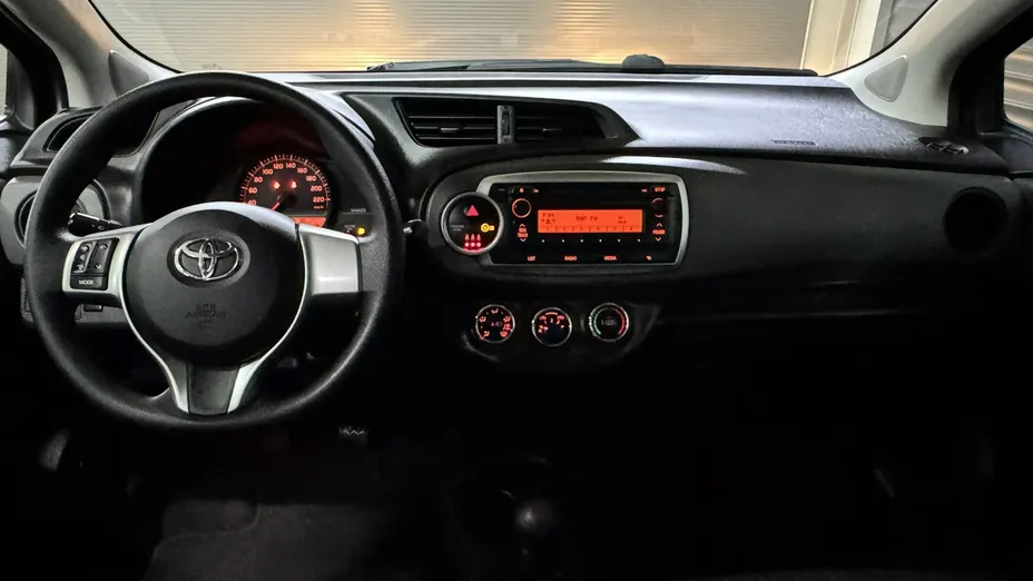 TOYOTA Yaris -