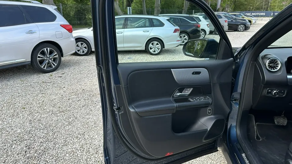 MERCEDES-BENZ GLB -