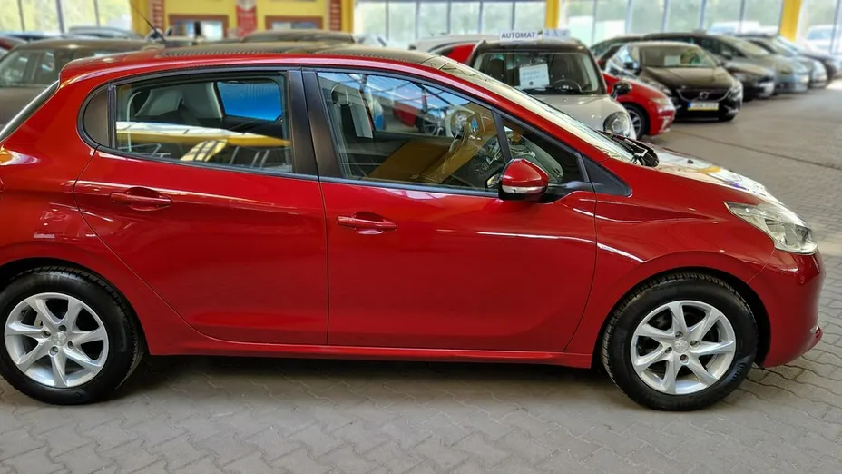 PEUGEOT 208 -