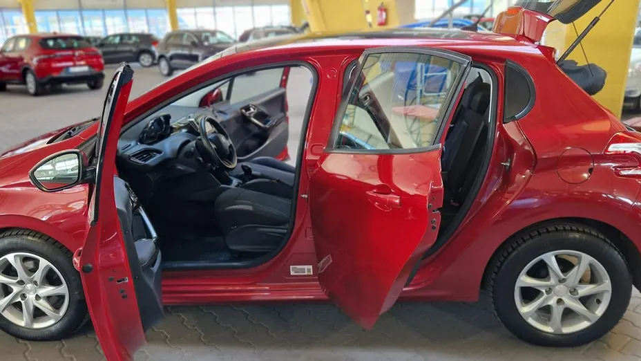 PEUGEOT 208 -