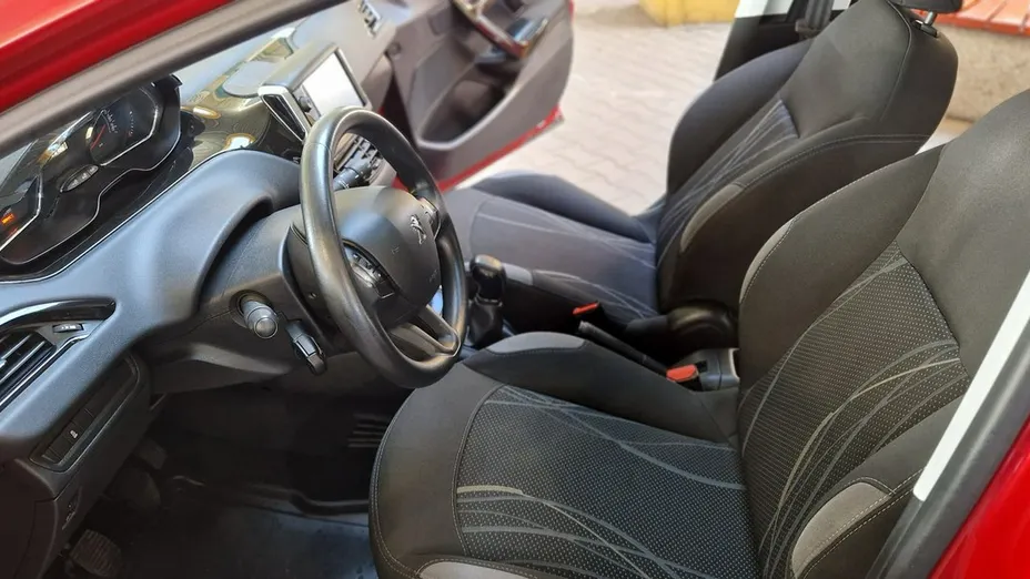PEUGEOT 208 -