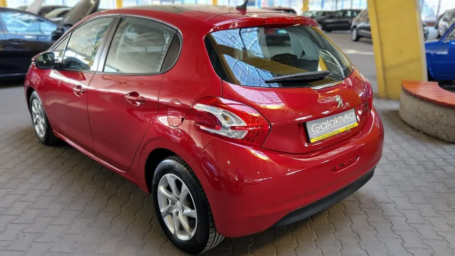 PEUGEOT 208 -