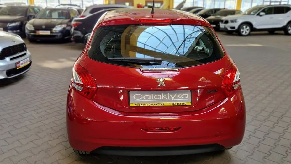 PEUGEOT 208 -