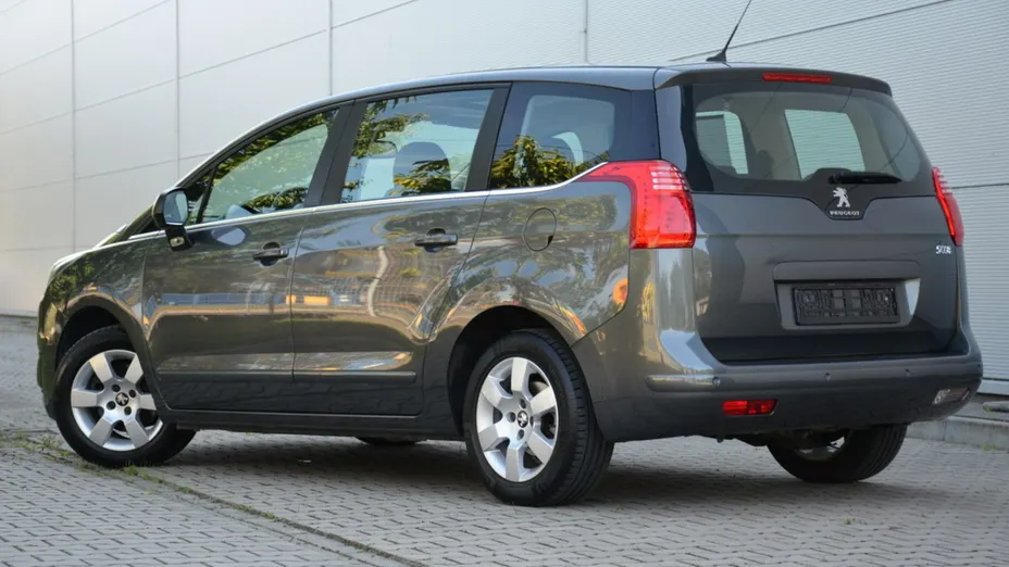 PEUGEOT 5008 -