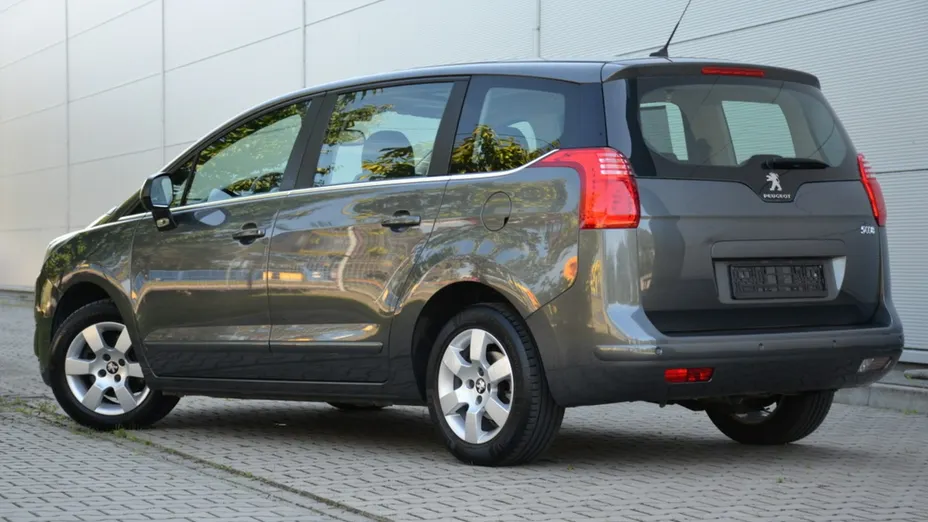 PEUGEOT 5008 -
