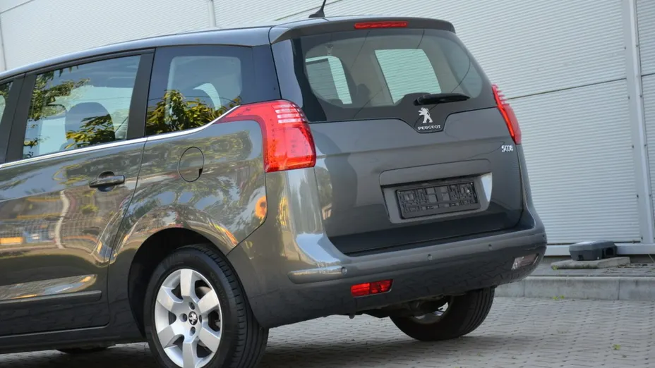 PEUGEOT 5008 -
