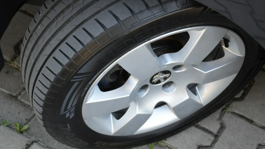 PEUGEOT 5008 -