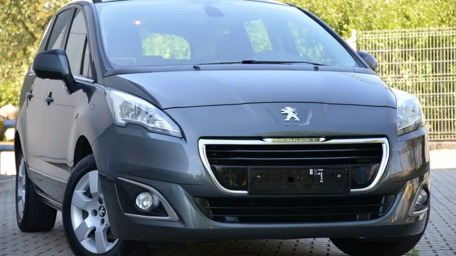 PEUGEOT 5008 -