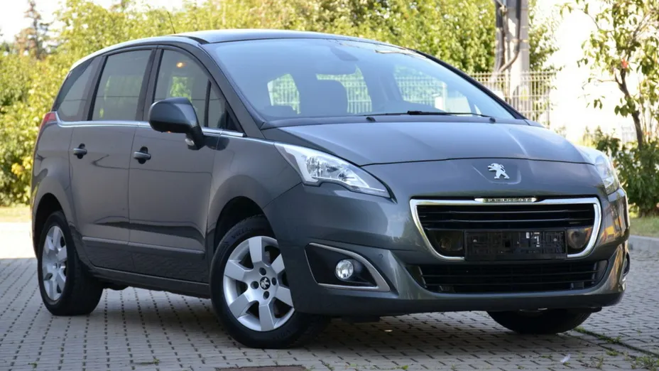 PEUGEOT 5008 -