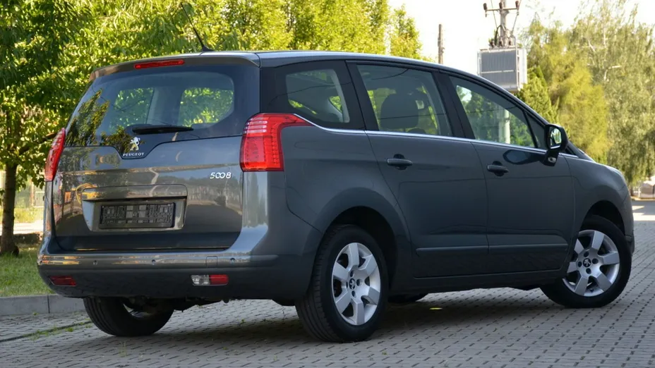 PEUGEOT 5008 -