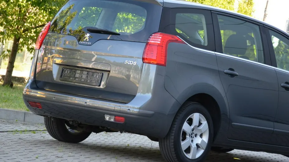PEUGEOT 5008 -