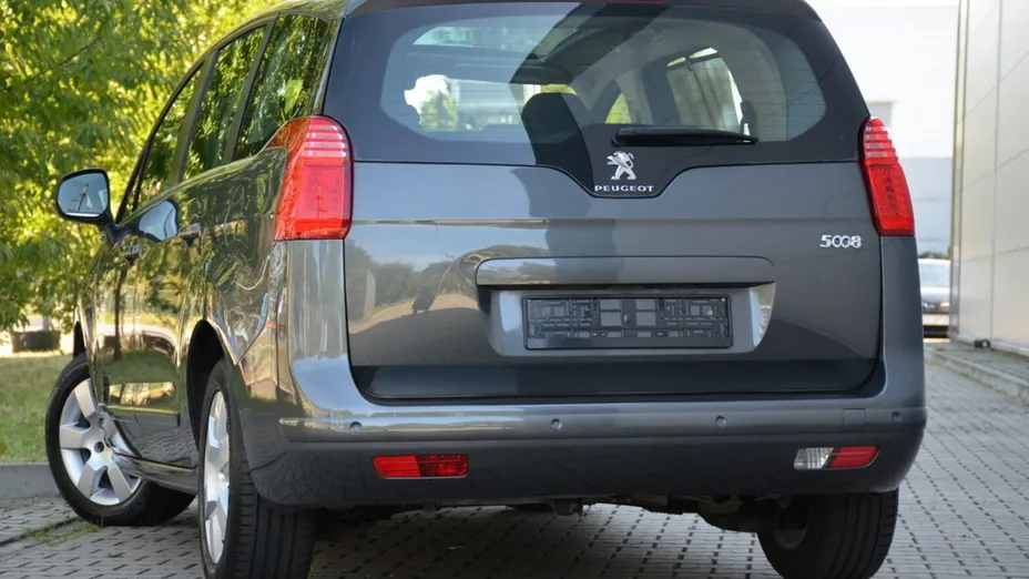 PEUGEOT 5008 -