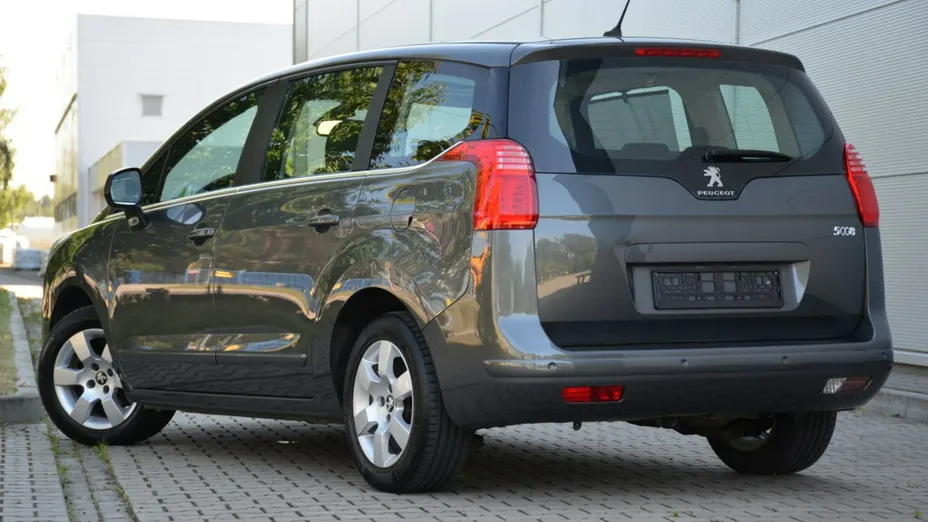 PEUGEOT 5008 -