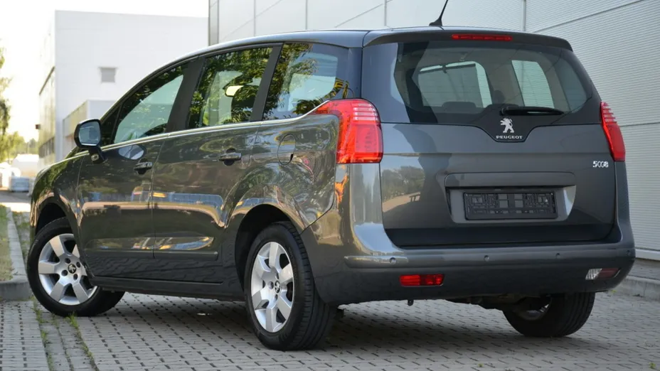 PEUGEOT 5008 -