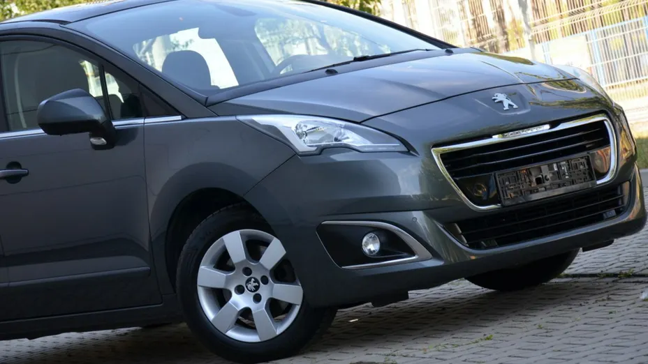 PEUGEOT 5008 -