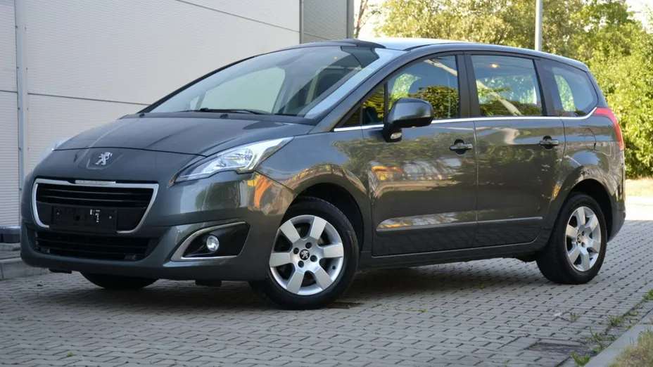PEUGEOT 5008 -
