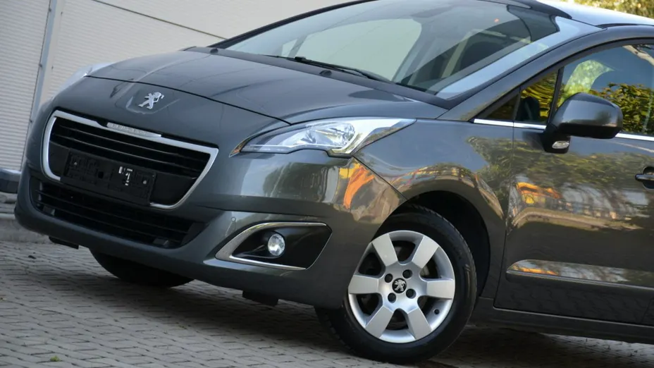 PEUGEOT 5008 -