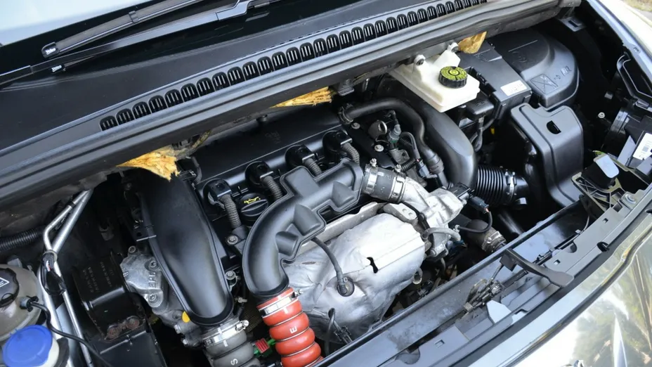 PEUGEOT 5008 -