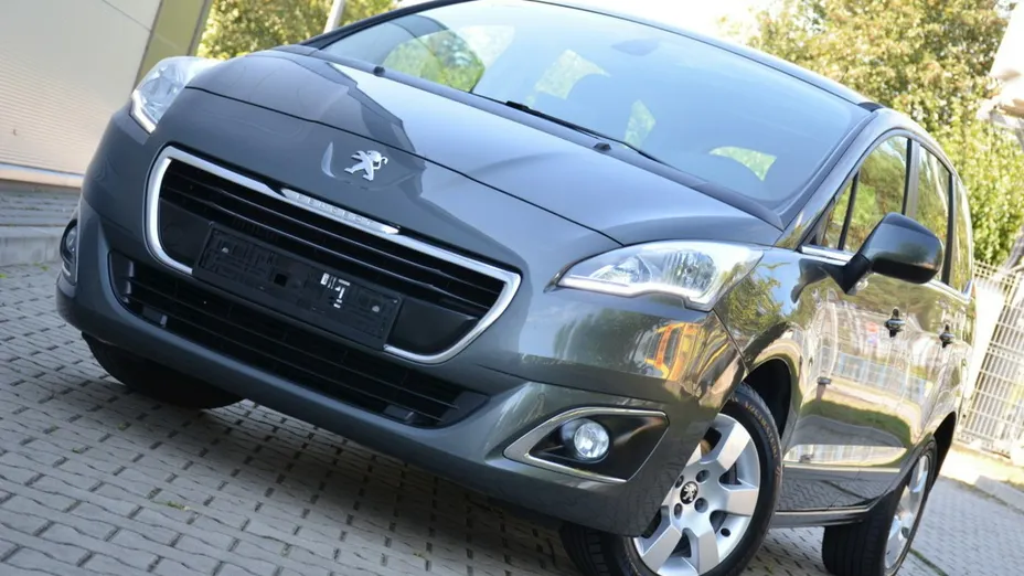PEUGEOT 5008 -