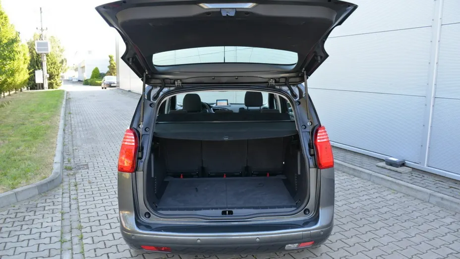 PEUGEOT 5008 -