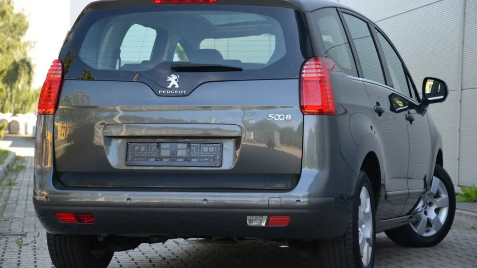 PEUGEOT 5008 -