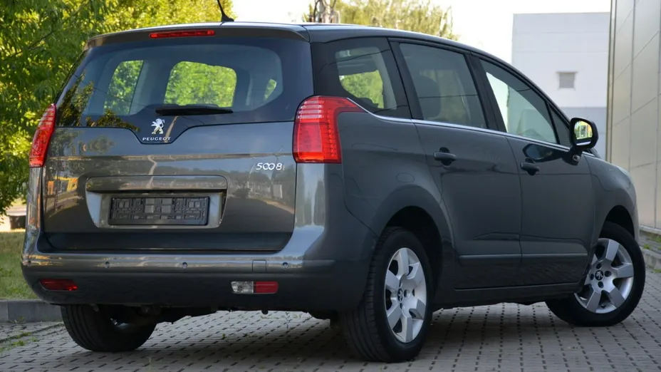 PEUGEOT 5008 -