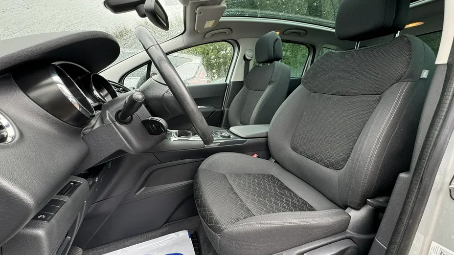 PEUGEOT 3008 -