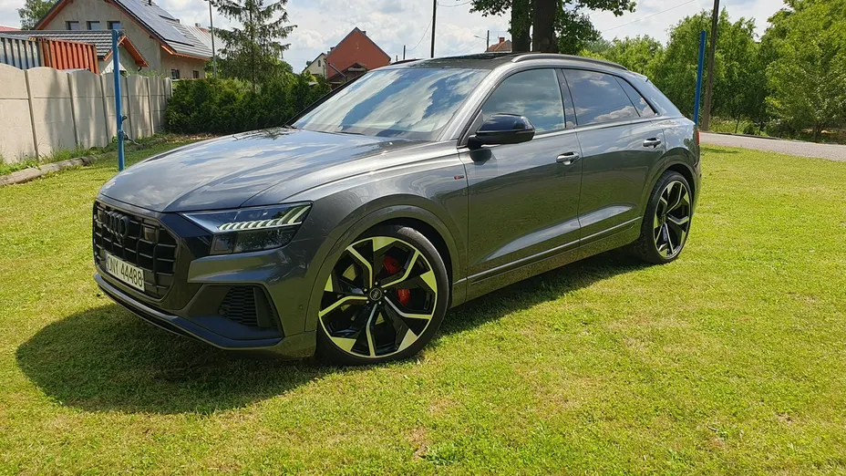 AUDI Q8 -
