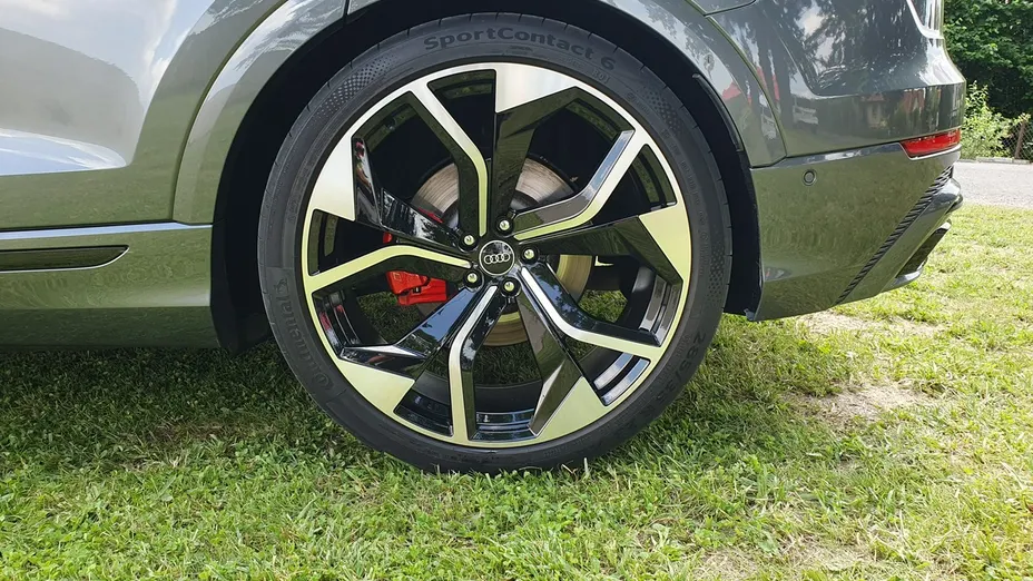 AUDI Q8 -