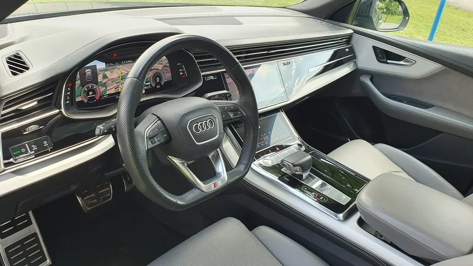 AUDI Q8 -