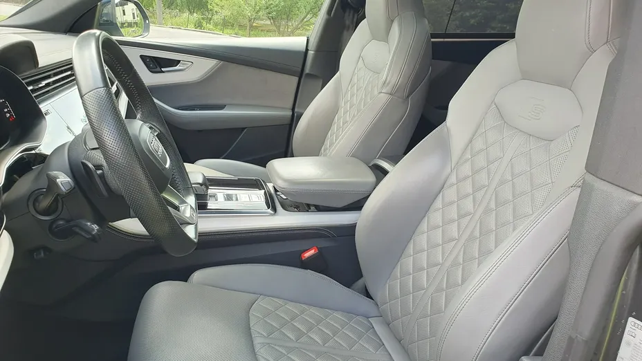 AUDI Q8 -