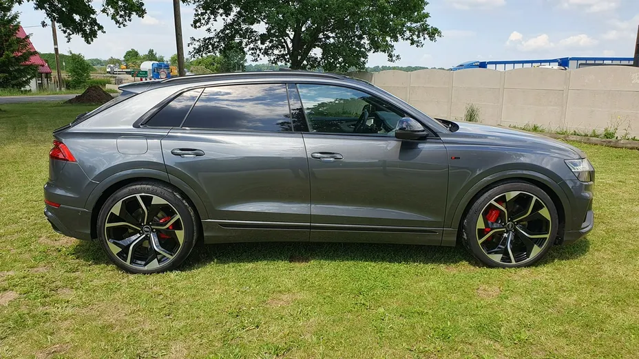AUDI Q8 -
