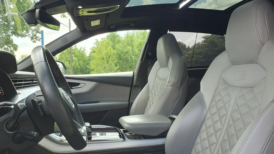 AUDI Q8 -