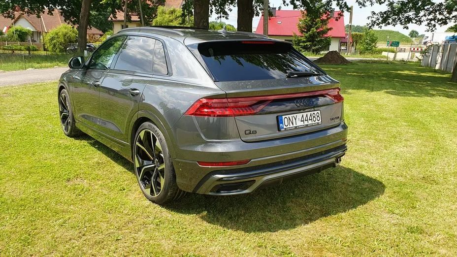 AUDI Q8 -
