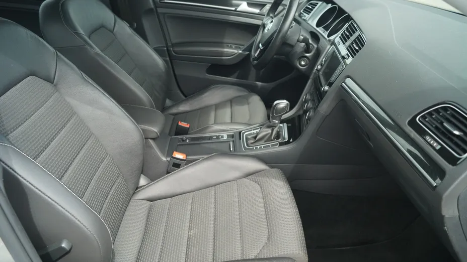 VOLKSWAGEN Golf -