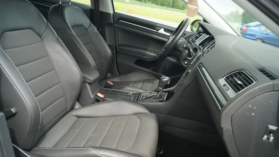 VOLKSWAGEN Golf -