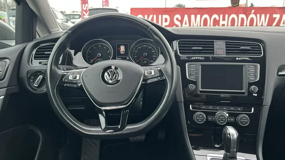 VOLKSWAGEN Golf -