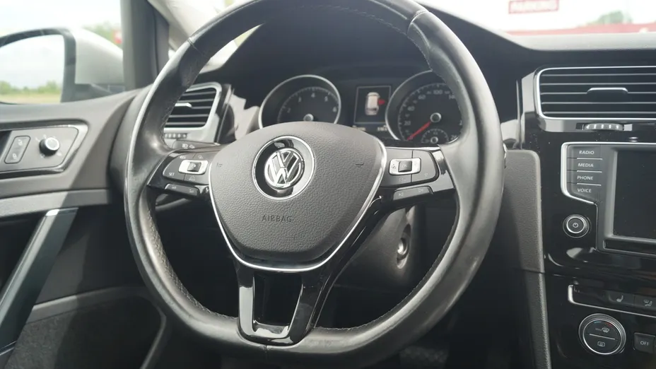VOLKSWAGEN Golf -