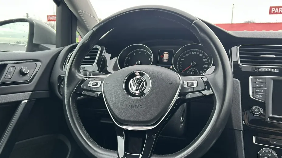 VOLKSWAGEN Golf -