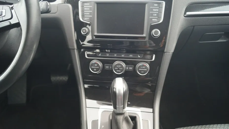 VOLKSWAGEN Golf -