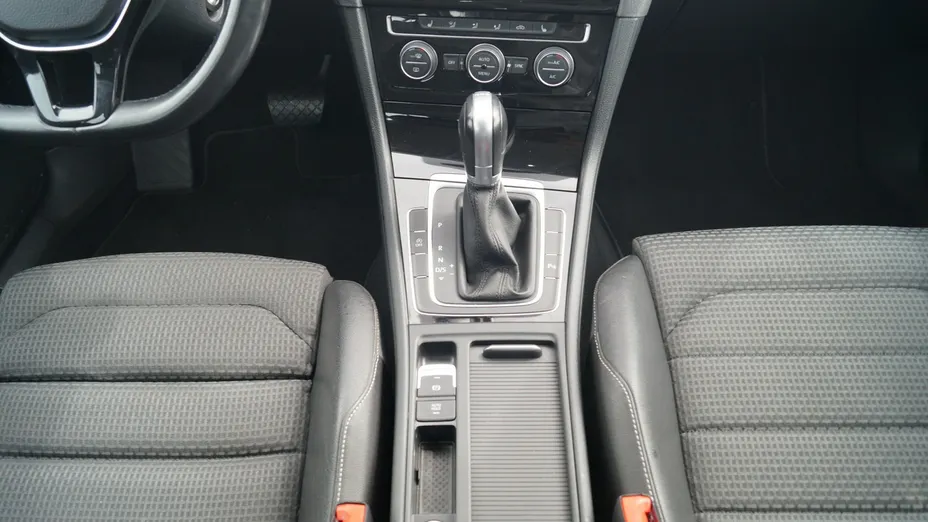 VOLKSWAGEN Golf -