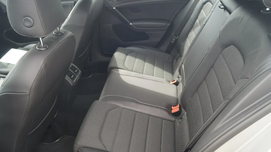 VOLKSWAGEN Golf -