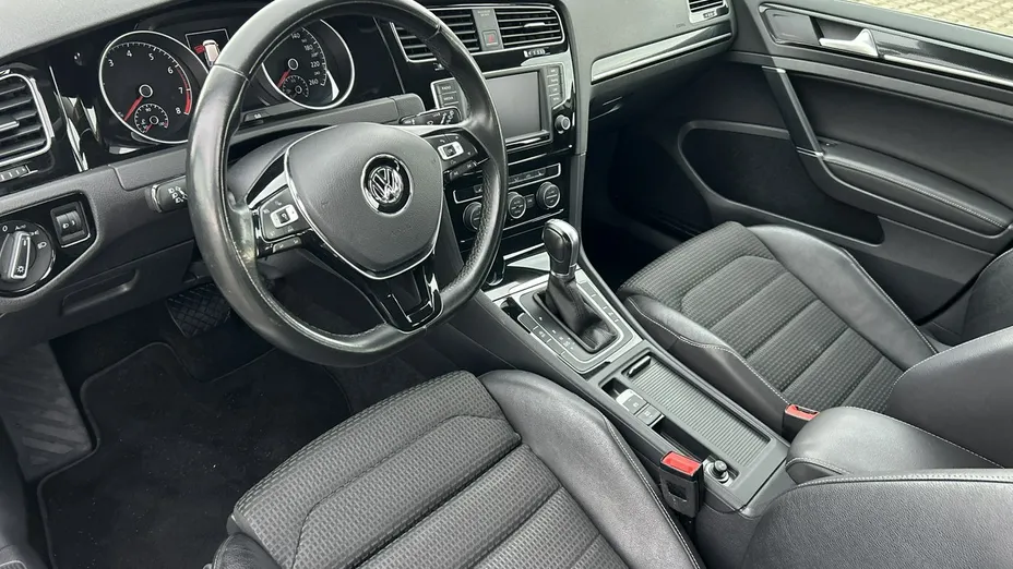 VOLKSWAGEN Golf -