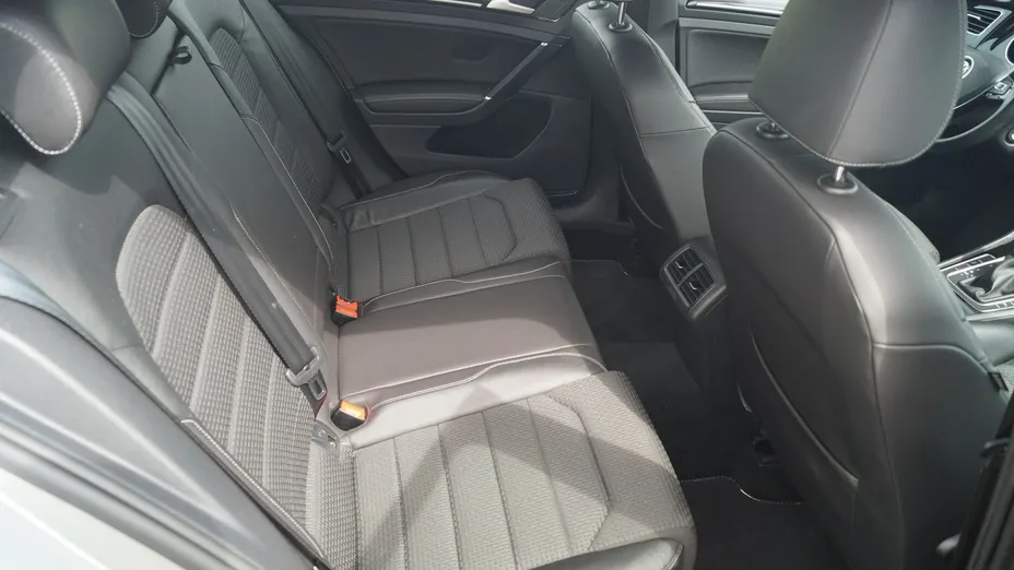 VOLKSWAGEN Golf -